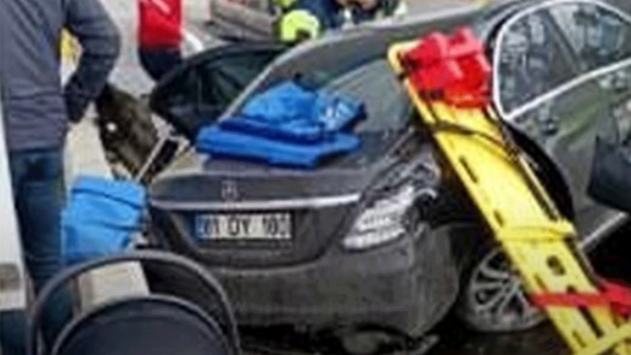 Sakarya'da korkunç kaza: Lüks otomobil gişelere ok gibi saplandı!