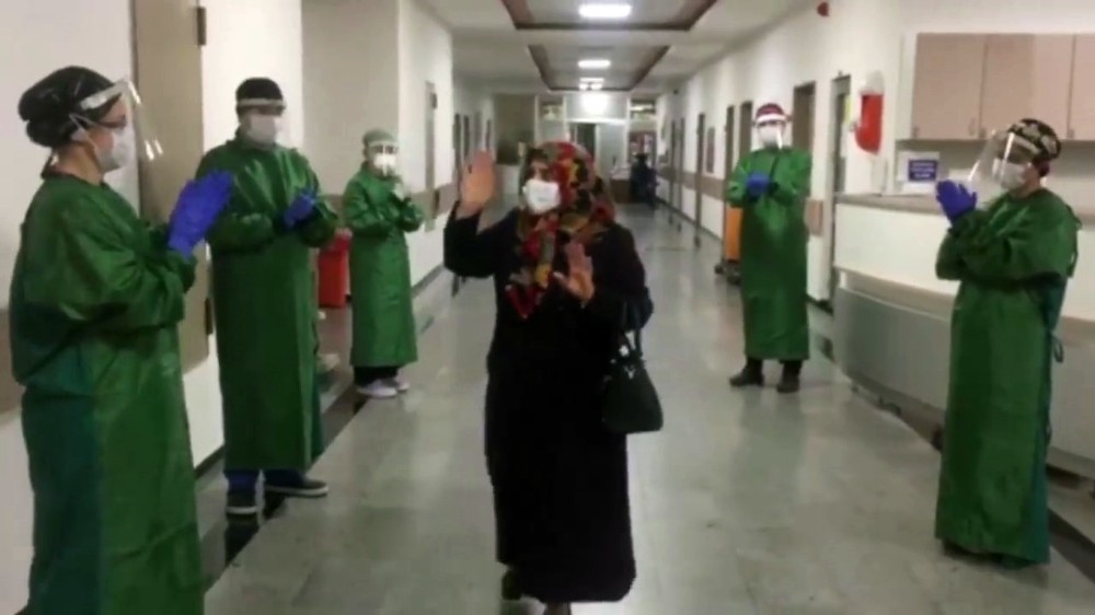 Sakarya’da korona virüsü yenen vatandaşlar alkışlarla taburcu edildi 