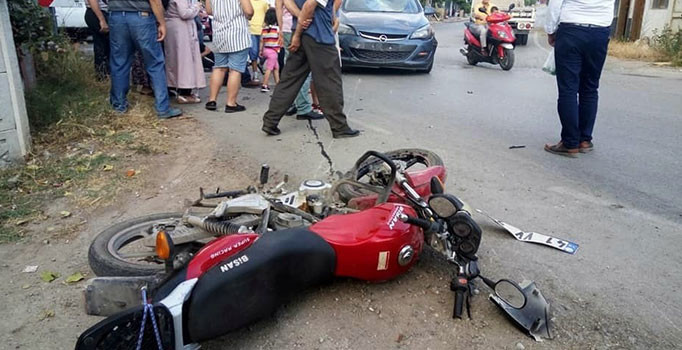 Sakarya’da motosiklet ile otomobil çarpıştı: 2 kişi yaralı