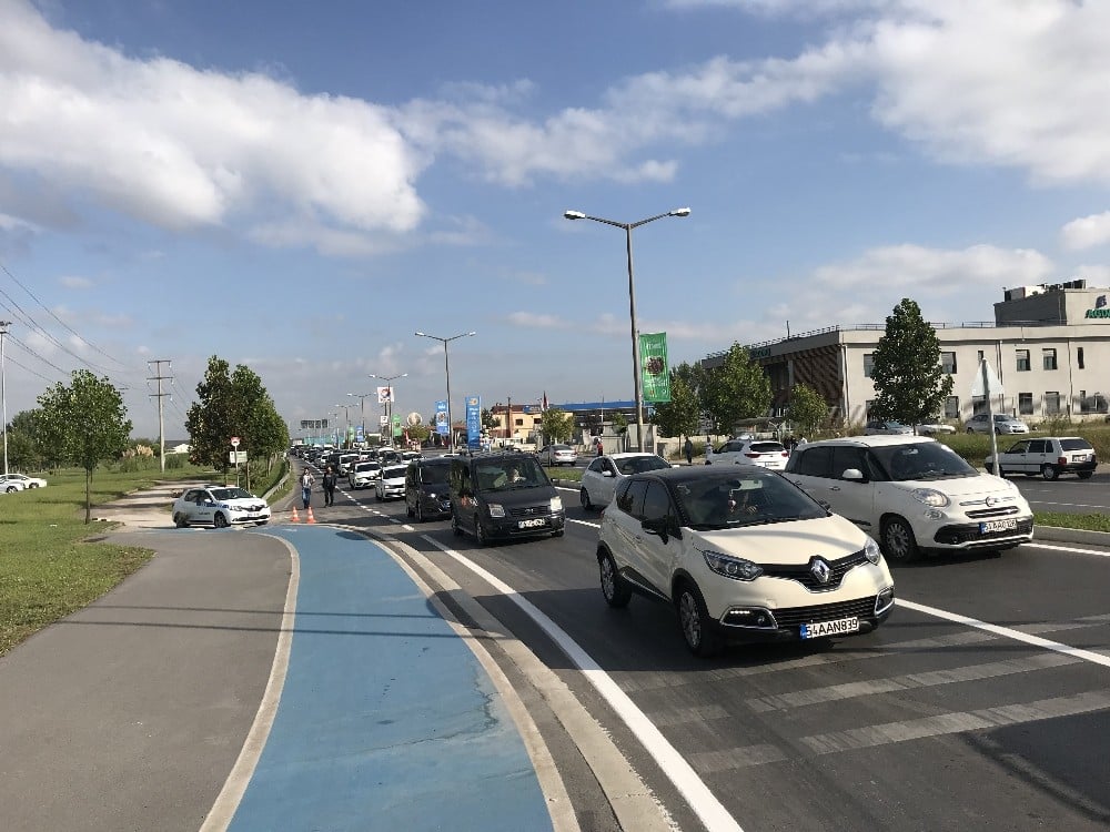 Sakarya’da okullar açıldı, trafik durma noktasına geldi 