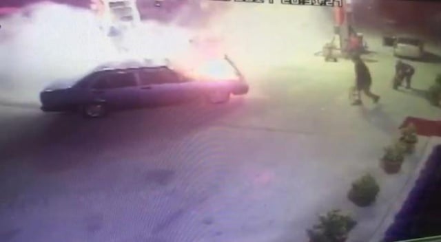 Sakarya'da otomobil akaryakıt istasyonunda alev aldı, faciadan dönüldü