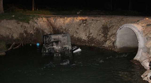 Sakarya'da otomobil dereye devrildi: 1 ölü, 9 yaralı