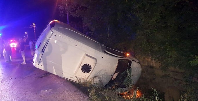 Sakarya'da otomobil hafif ticari araçla çarpıştı: 4 kişi yaralı