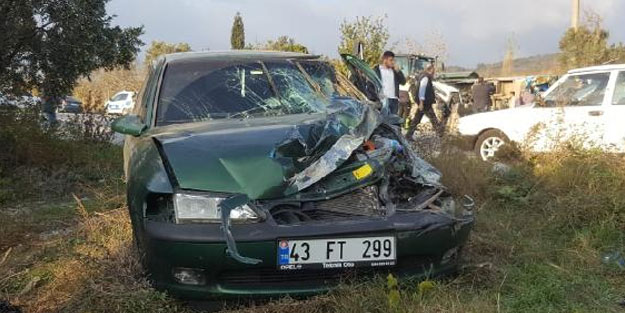 Sakarya'da otomobilin çarptığı servis midibüsü devrildi