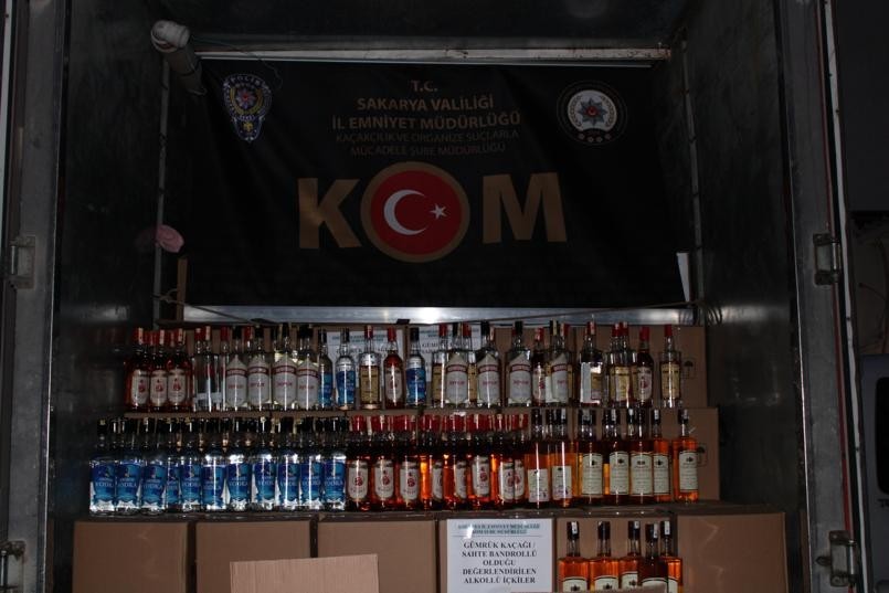 Sakarya’da piyasa değeri 620 bin TL olan kaçak içki ele geçirildi 