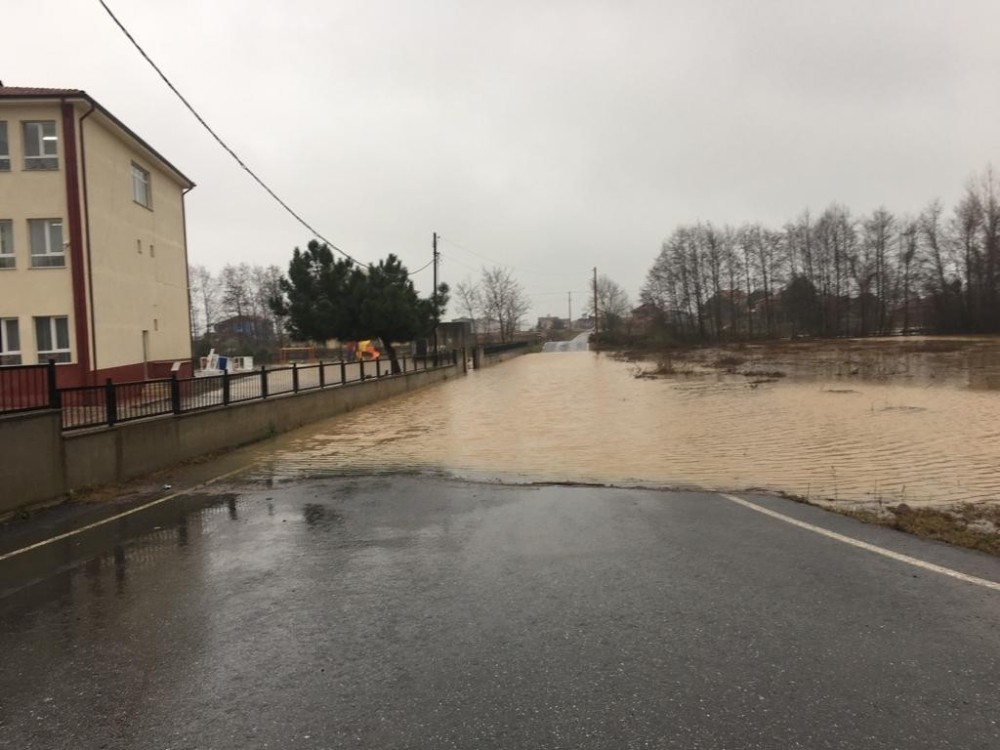 Sakarya’da sağanak yağış su baskınlarına neden oldu 