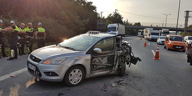 Sakarya'da sivil polis aracına TIR çarptı: 2 polis yaralandı