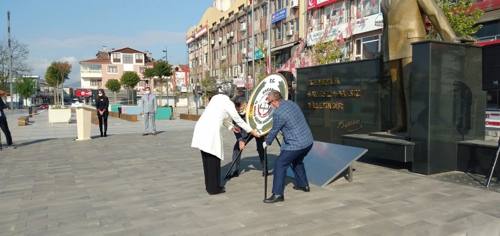 Sakarya’da sosyal mesafeye uyularak çelenk sunma töreni düzenlendi 