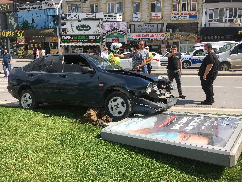 Sakarya’da tırın sürüklediği araç kaldırımdaki reklam tabelasına çarparak durabildi 