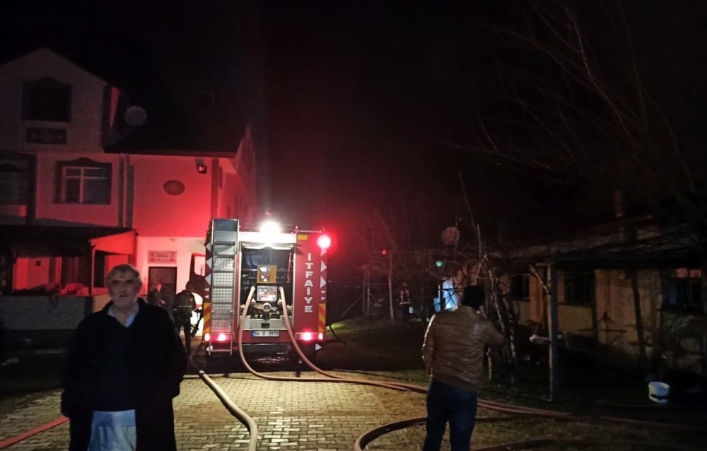 Sakarya’da yabancı uyruklu şahısların yaşadığı evde yangın çıktı 