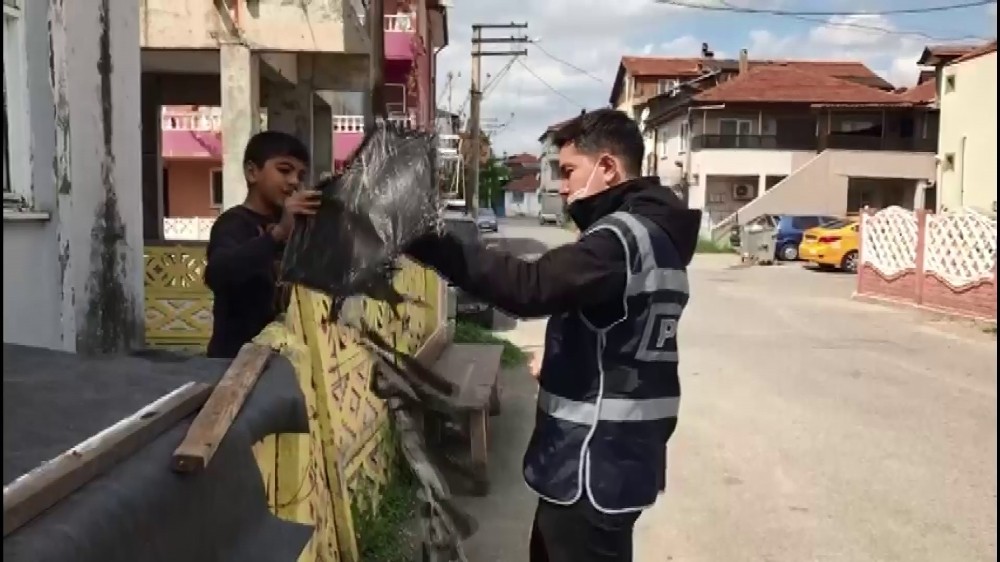 Sakarya’da yaptığı uçurtmayı uçurmak isteyen çocuğa devriye polisi yardım etti 
