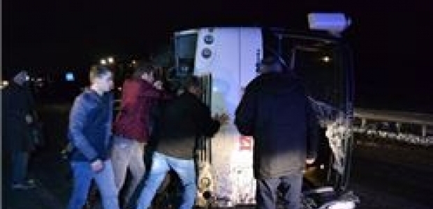 Sakarya'da yolcu midibüsü devrildi: 10 yaralı