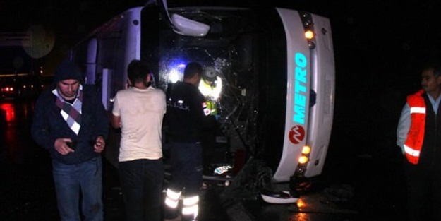 Sakarya'da yolcu otobüsü devrildi: 20 yaralı