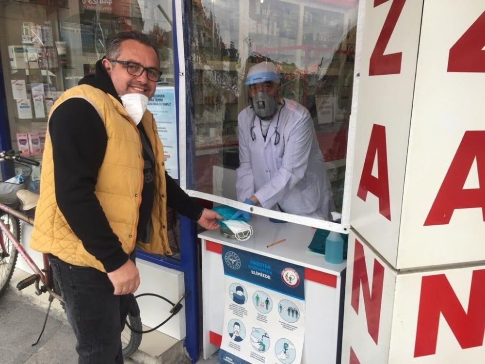 Sakarya’daki eczanelerde ücretsiz maske dağıtımı başladı 