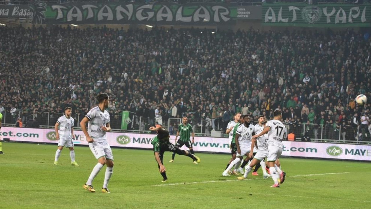 Sakaryaspor ezeli rakibine 42 yıl sonra yenildi