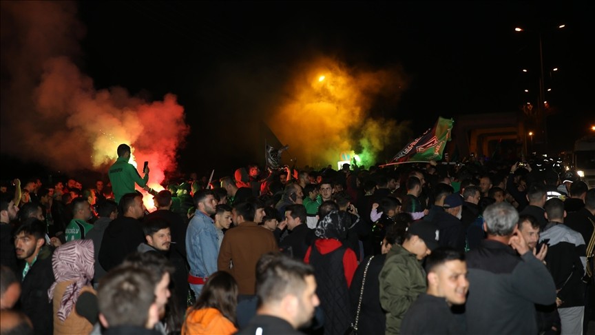 Sakaryaspor'un 1. Lig'e yükselmesi Rüstemler Tesisleri'nde kutlandı