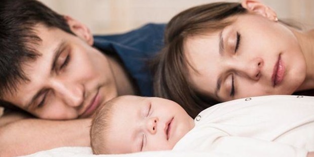 Sakın bebeğinizle uyumayın!
