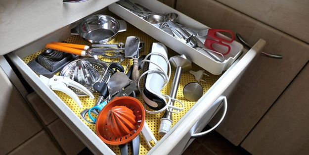 Sakın çöpe atmayın, üstünü kesin ve... Hiç aklınıza gelmeyecek bir işe yarıyor!