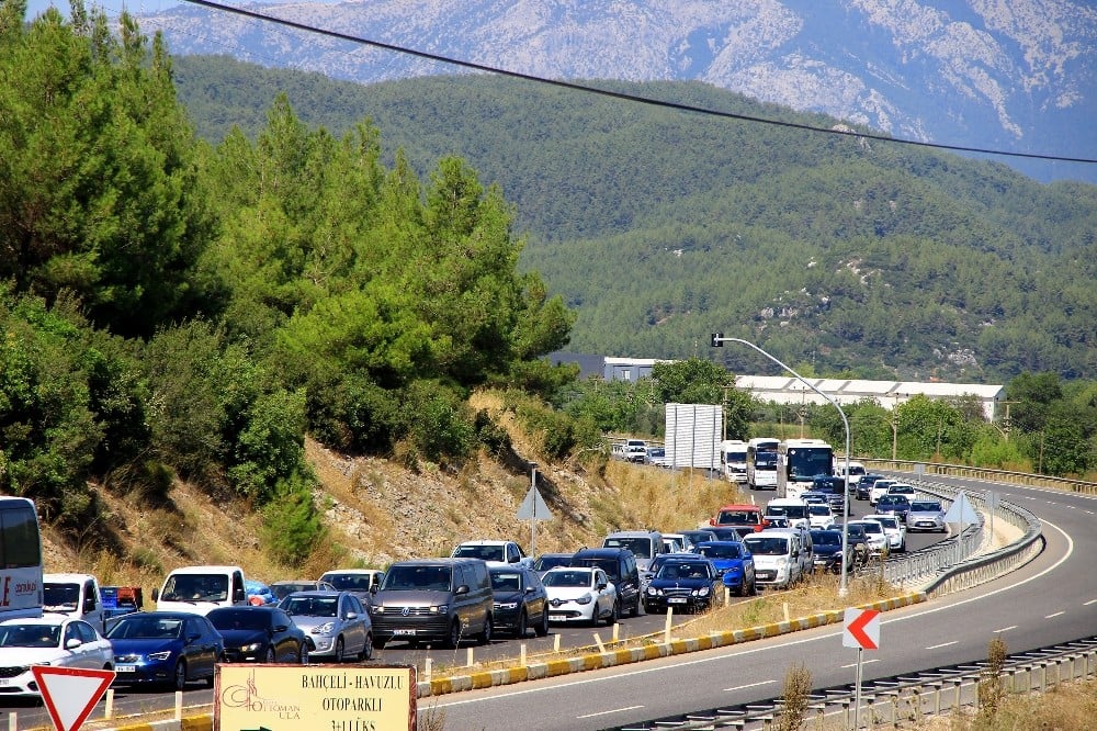 Sakin Kent’in nüfusu 25 katına çıktı, trafik durdu 