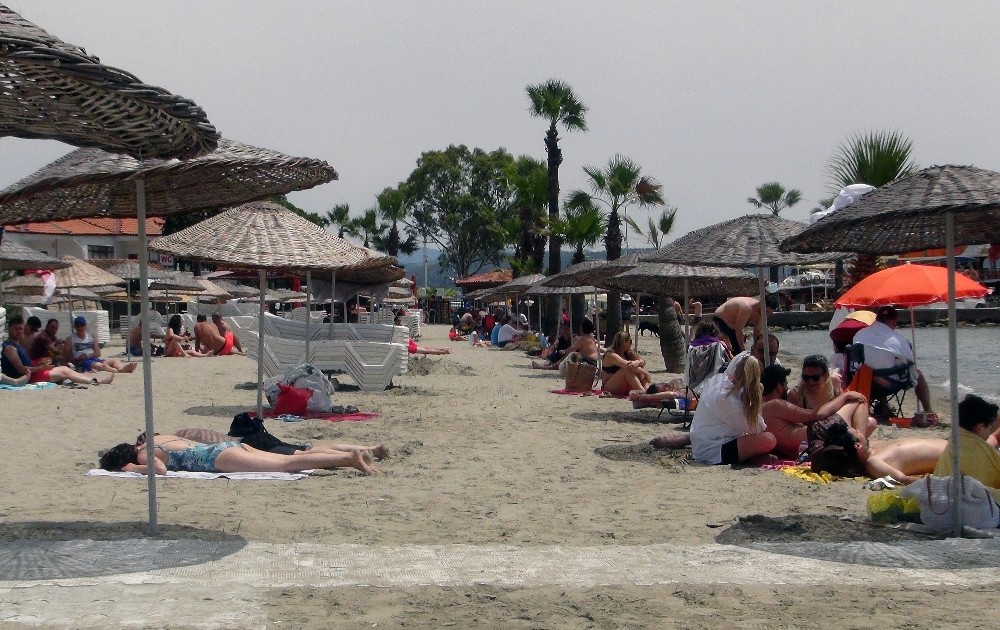 Sakin kentte sosyal mesafeli deniz keyfi 