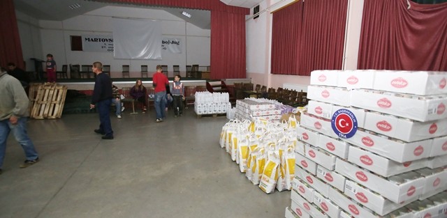 Sel mağduru Boşnaklara yardımlar ulaşmaya başladı