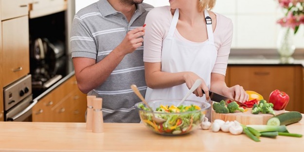 Salata yapmakla bile eşinizi takdir edersiniz