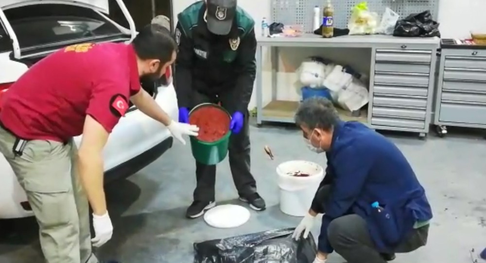 Salça kovalarından uyuşturucu hap çıktı 