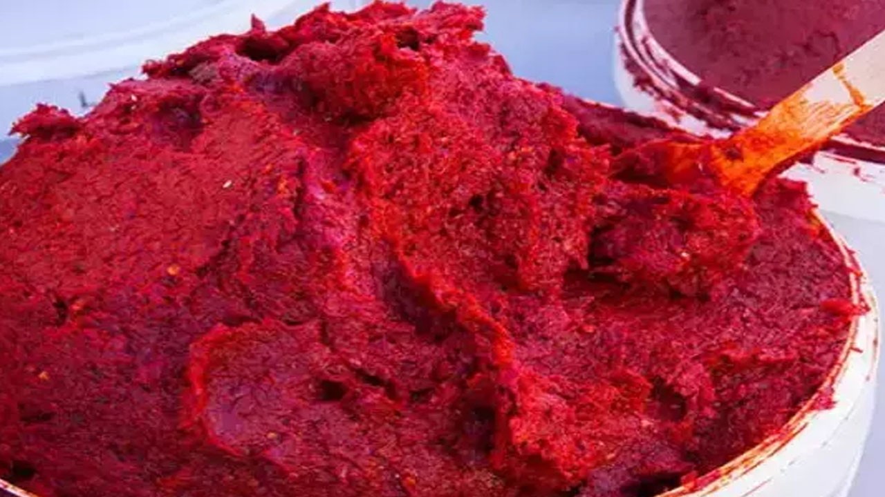 Salçadaki küfü durduran teknik! Zeytinyağı ekleyin: Köylüler sır gibi saklıyormuş! Kimsenin haberi yok!