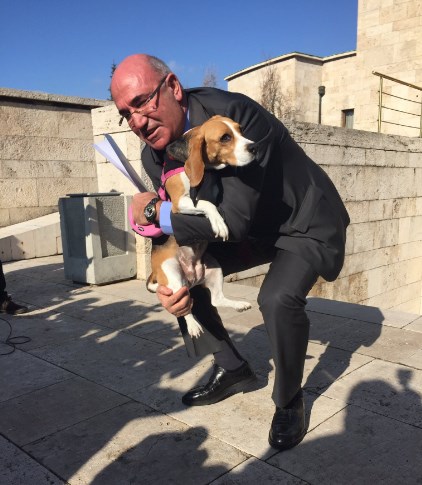 Saldır-ısır partisi Meclise köpek getirdi!