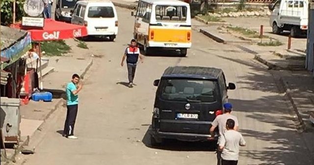 Saldırgana çarpıp babasını kurtardı