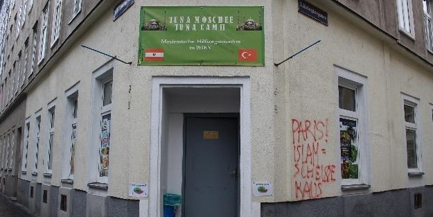 Fanatik Hristiyanlardan camilere tehdit yazıları!