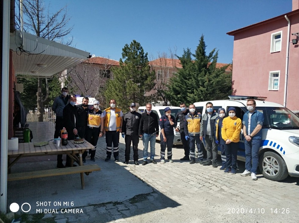 Saldırı kodu ile yardıma çağırdıkları polis ekiplerine sürpriz Polis Haftası kutlaması yaptılar 