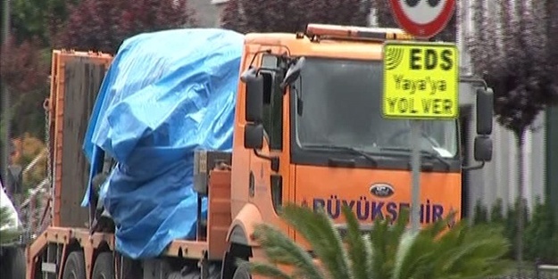 Saldırı sonrası incelenen araçlar olay yerinden kaldırıldı