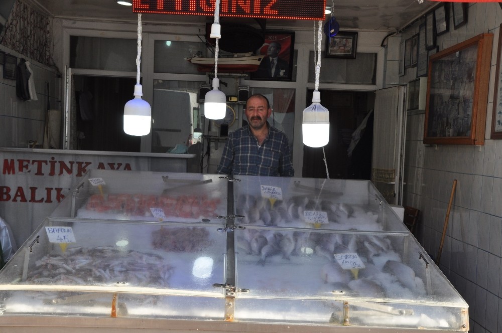 Salgın balık tezgahlarını vurdu 
