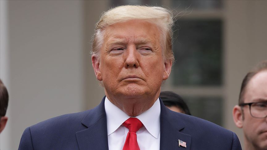 Salgın devam ederken Trump'ın golf oynaması tepki çekti