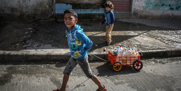 Salgın hastalık, yetersiz beslenme... Bombardımandan kurtulan Gazzeliler zorluklarla savaşıyor!