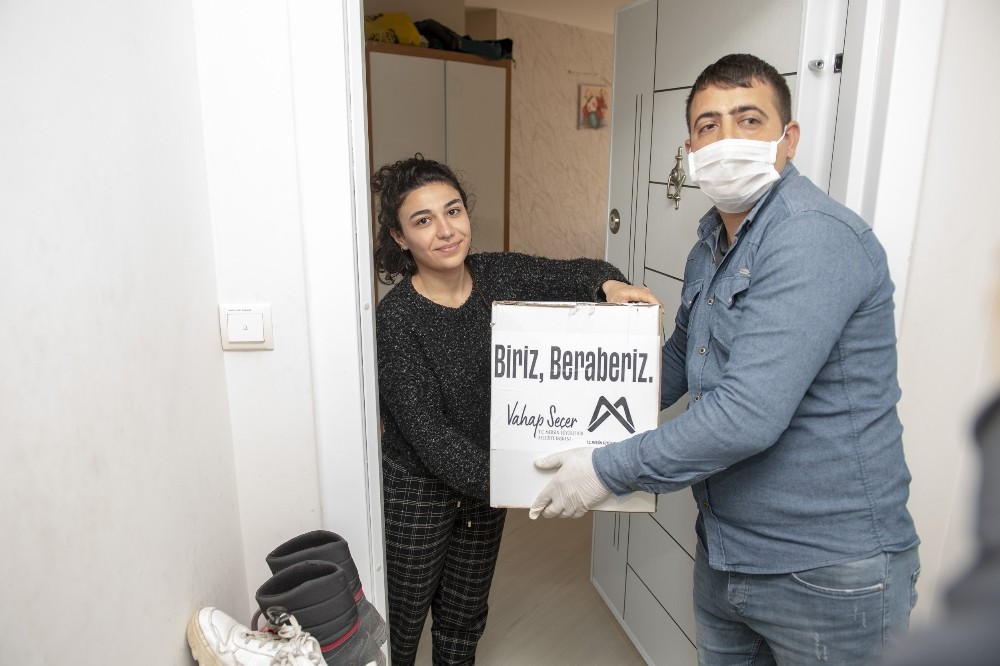 Salgın nedeniyle ülkelerine dönemeyen Azerbaycanlı öğrencilere gıda yardımı 