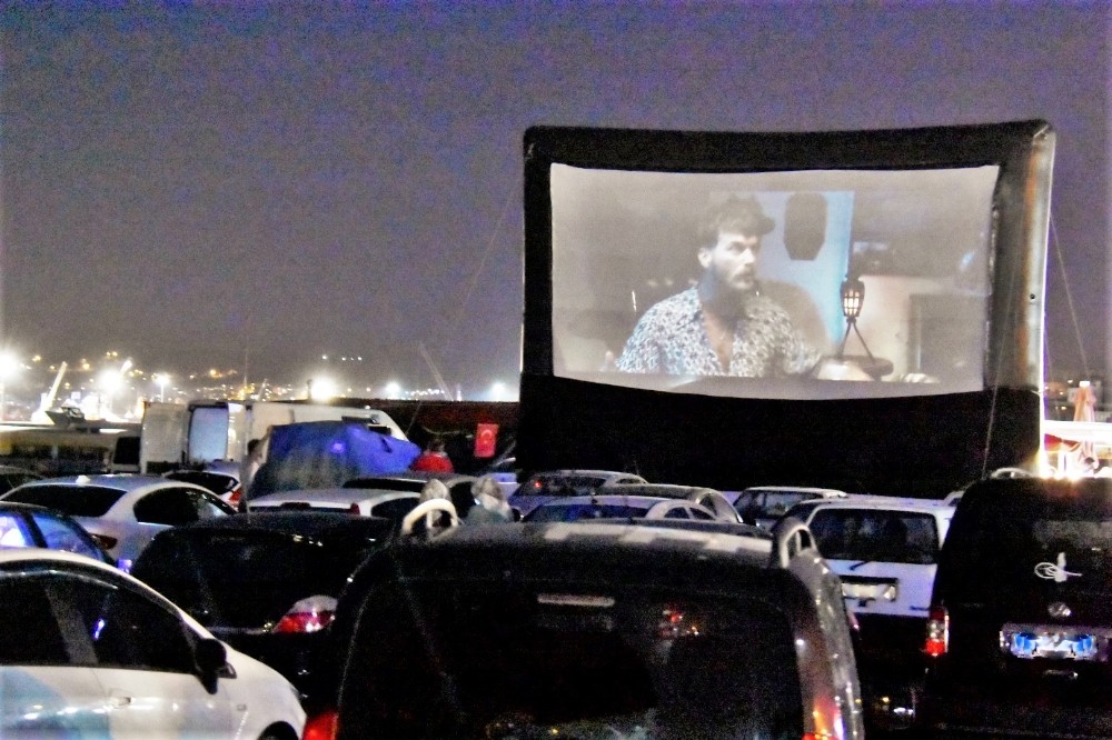 Salgın sinema keyfine engel olamadı 