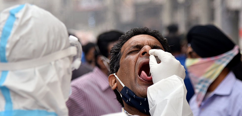 Salgında en büyük felaketi Hindistan yaşıyor: Günlük vaka sayısı 400 bini aştı