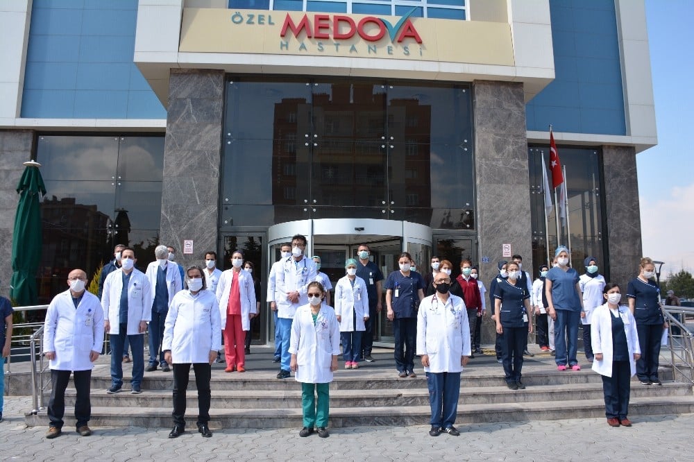 Salgında hayatını kaybeden sağlık çalışanlarına saygı duruşu 