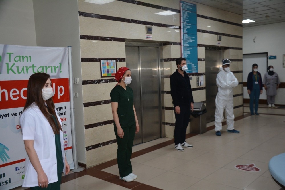 Salgından dolayı hayatını kaybedenler anısına saygı duruşu 