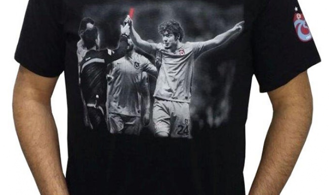 Salih'in kırmızı kartlı tişörtleri satışa çıktı