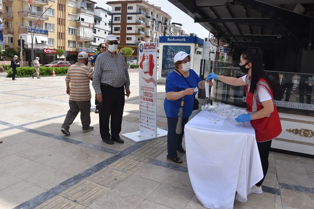 Salihli Belediyesi 65 yaş ve üstü vatandaşlara maske ve dezenfektan dağıttı 