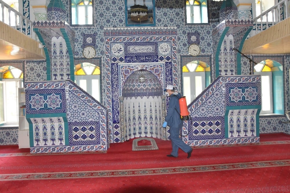 Salihli Belediyesi camileri Cuma Namazı için dezenfekte ediyor 