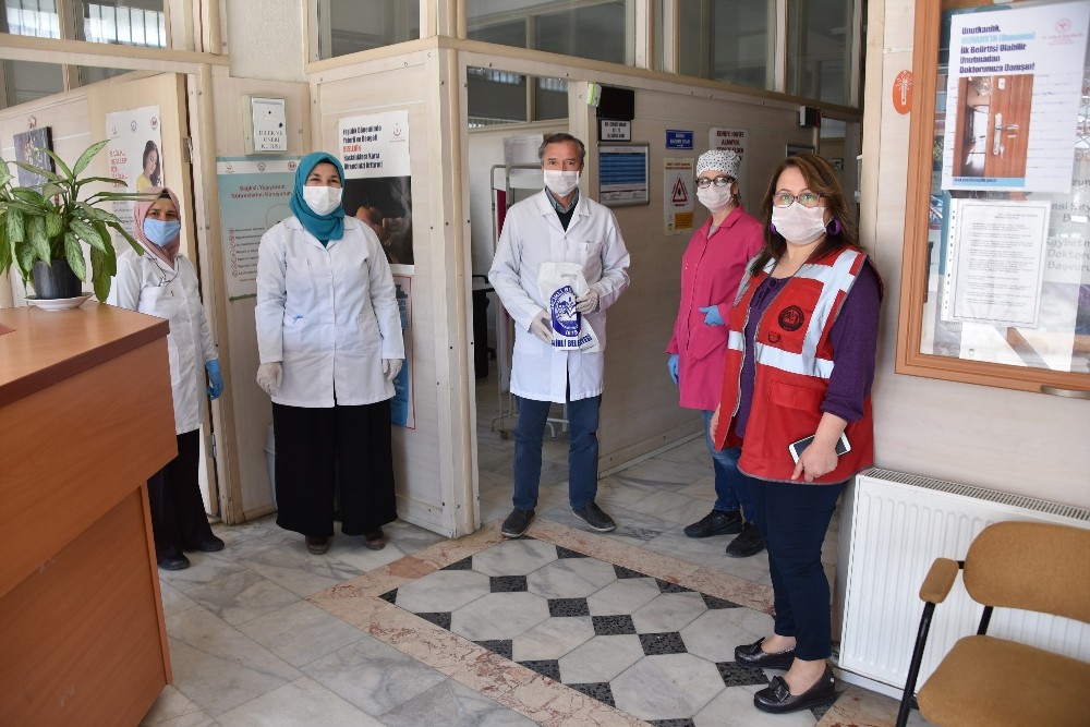 Salihli Belediyesinin ürettiği ilk maskeler sağlık çalışanlarına 