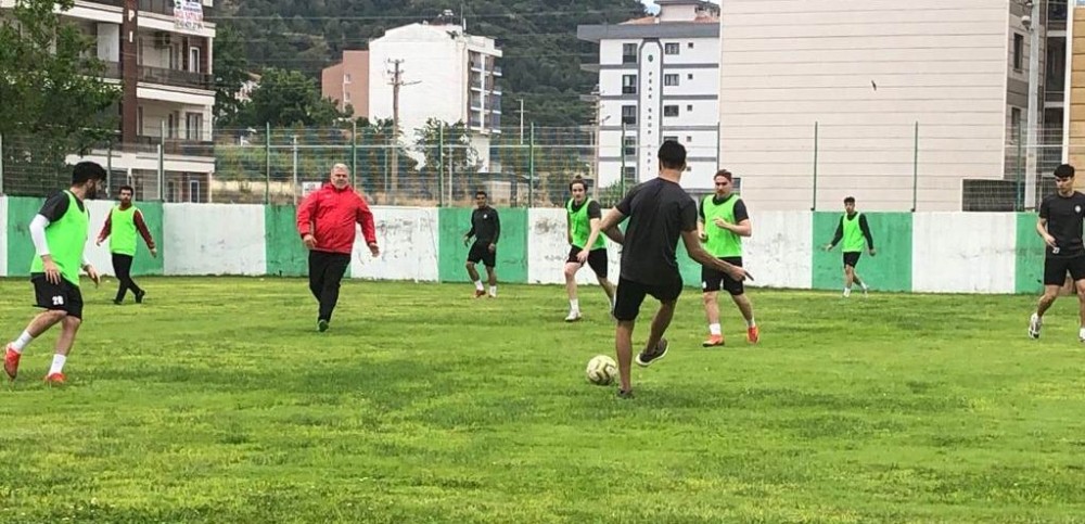 Salihli Belediyespor’da sosyal mesafeli antrenman 