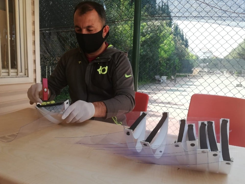 Salihli Gençlik Merkezi siperli maske üretiyor 