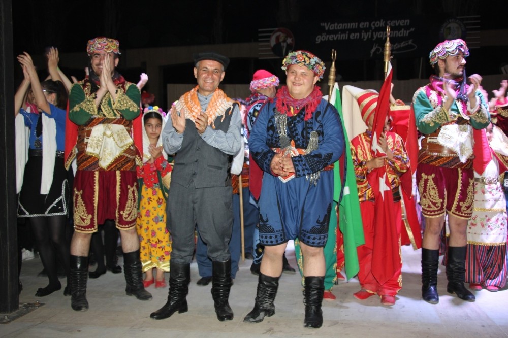 Salihli halk oyunlarıyla şenlendi 
