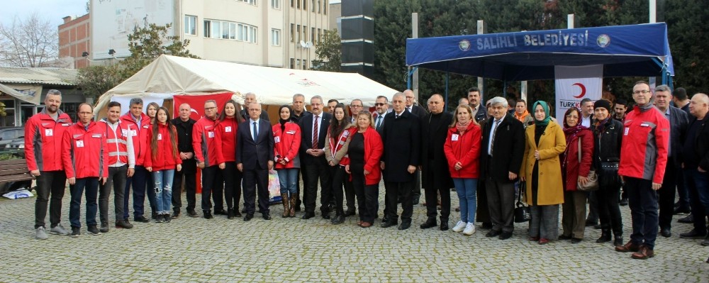Salihli Kızılay, depremzedeler için bağış çadırı kurdu 