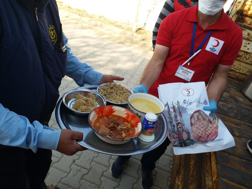 Salihli Kızılay ev ev yemek dağıttı 